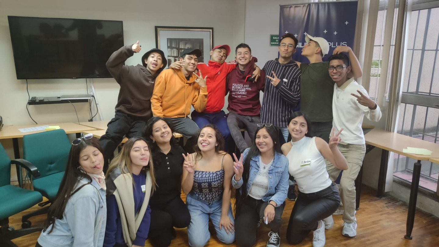 Comunidad estudiantil reunida en una actividad