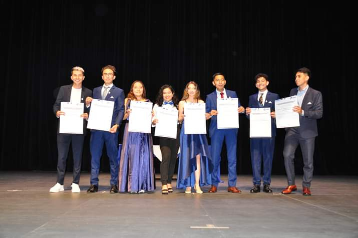Estudiantes recibiendo reconocimientos