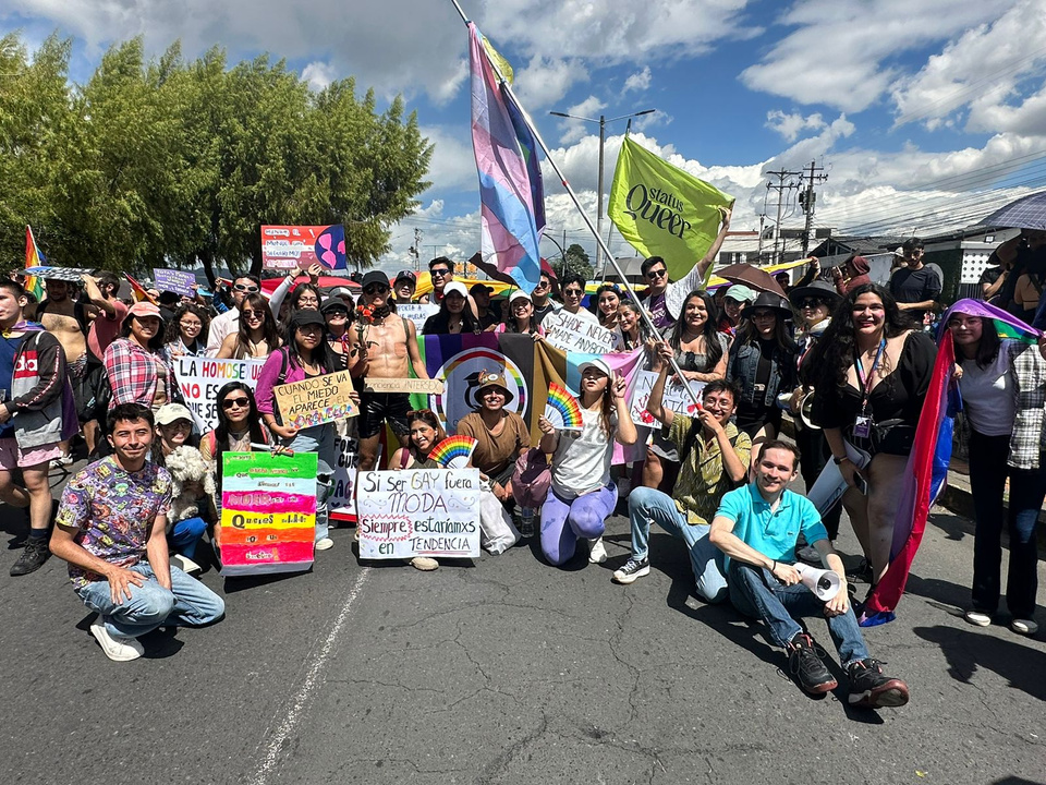 Jóvenes participando en el Bloque Joven del Orgullo